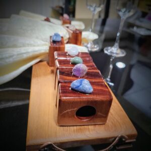 Conjunto artesanal de Porta-Guardanapos em Madeira com Pedras Naturais + Bandeja